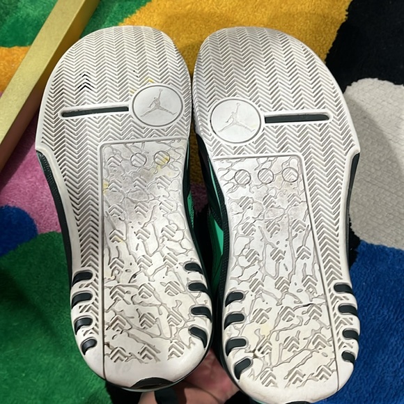 Gently used air Jordan for men size 8 bought it from Nike New York in 2014 - Picture 5 of 7